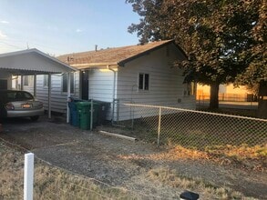 2731 E St in Hubbard, OR - Building Photo - Building Photo