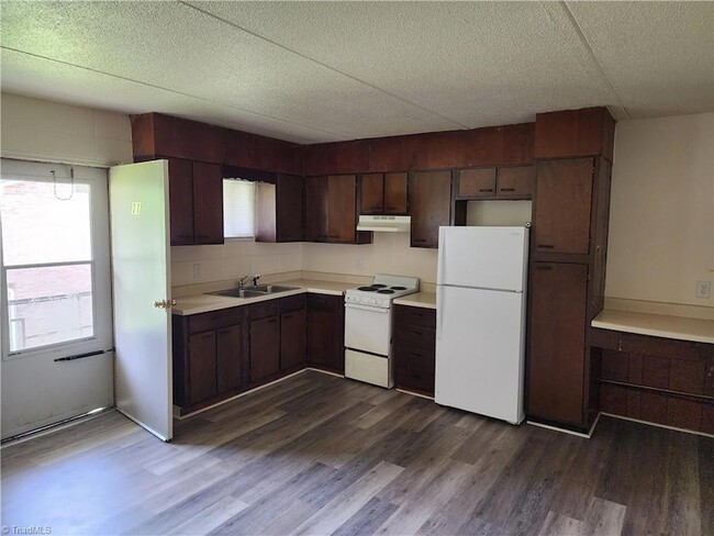 403 S Crutchfield St in Dobson, NC - Building Photo - Building Photo
