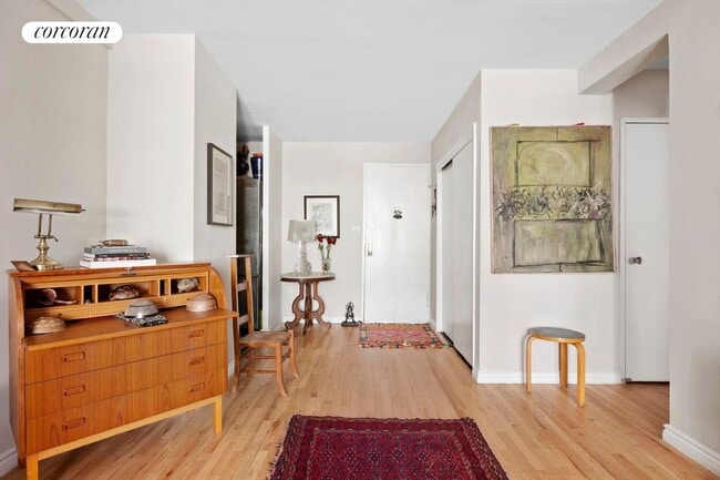 165 Christopher St in New York, NY - Building Photo - Building Photo