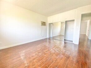 2106 S Bentley Ave in Los Angeles, CA - Foto de edificio - Building Photo
