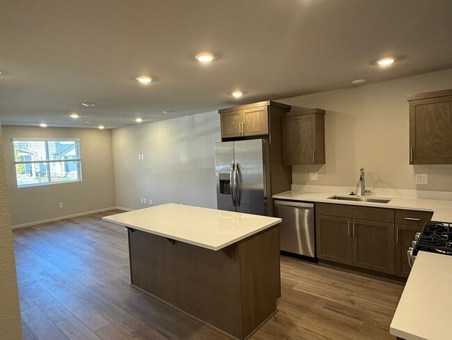 856 Eaden St in Woodburn, OR - Building Photo - Building Photo