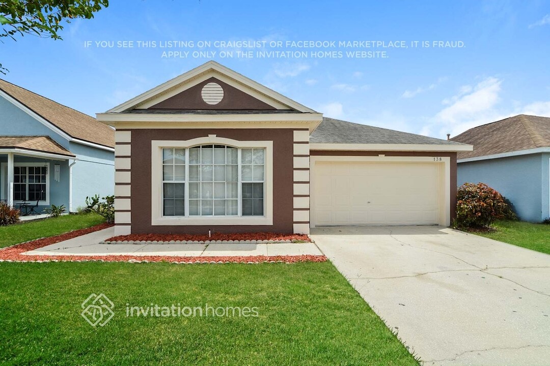 138 Nicholson Dr in Davenport, FL - Foto de edificio