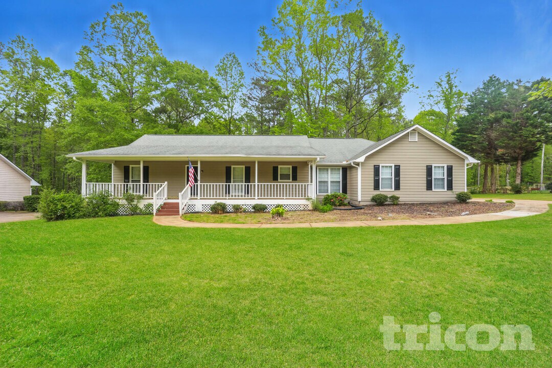 555 N Oakland Cir in Mcdonough, GA - Building Photo