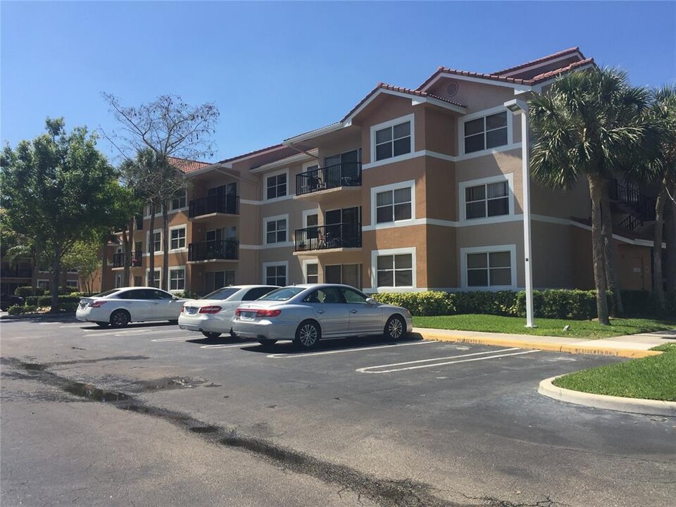 9055 Wiles Rd, Unit 308 in Coral Springs, FL - Building Photo