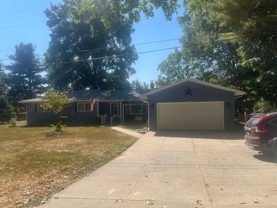 26553 May St in Edwardsburg, MI - Building Photo