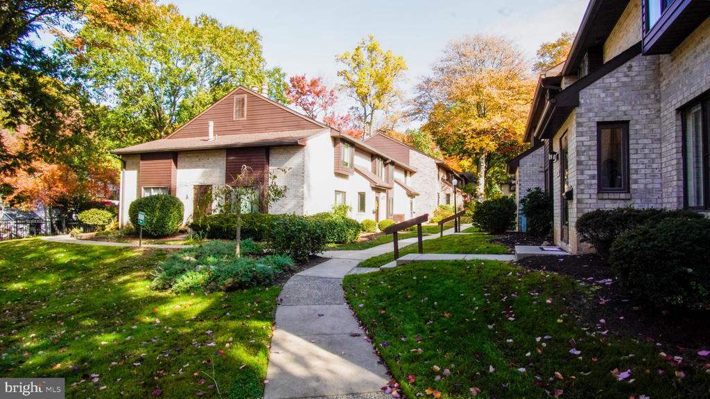 2308 Aspen Cir in Springfield, PA - Foto de edificio