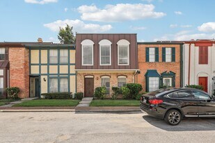 7700 Creekbend Dr in Houston, TX - Building Photo