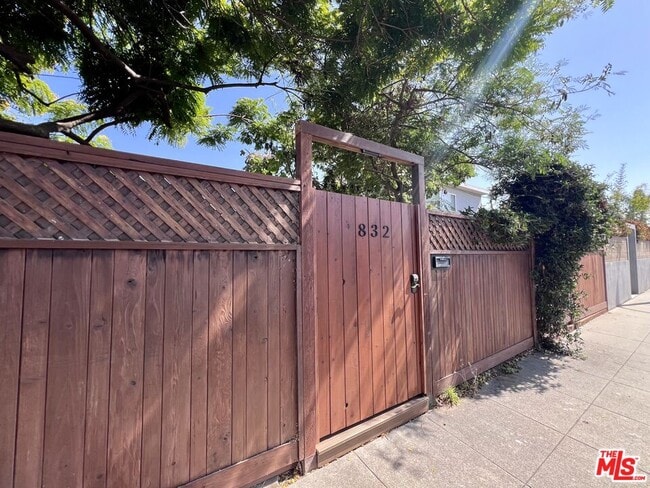 832 Indiana Ave in Los Angeles, CA - Building Photo - Building Photo