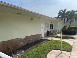 400 Village Green Cir W in Palm Springs, FL - Foto de edificio - Building Photo