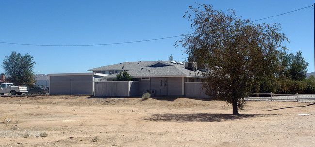 13576 Algonquin Rd in Apple Valley, CA - Building Photo - Building Photo