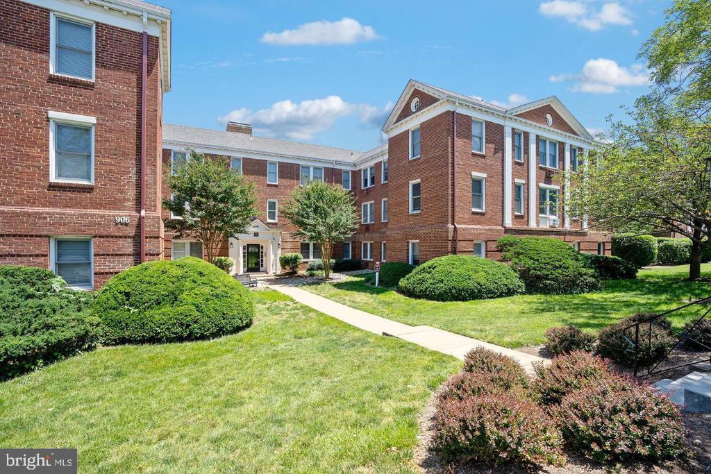906 S Washington St in Alexandria, VA - Building Photo
