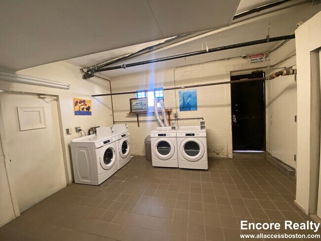 200 Kelton St, Unit 240-3 in Boston, MA - Building Photo - Building Photo