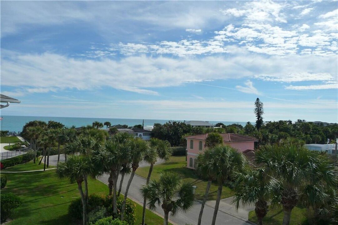 5300 Jimmy Buffett Mem Hwy in Indian River Shores, FL - Building Photo