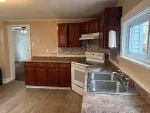 242 Branch St, Unit Apt B in Lowell, MA - Building Photo - Building Photo