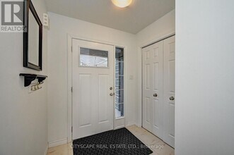 35 Woodedge Cir in Kitchener, ON - Building Photo - Building Photo