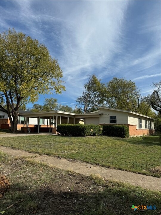 1921 S 51st St in Temple, TX - Building Photo