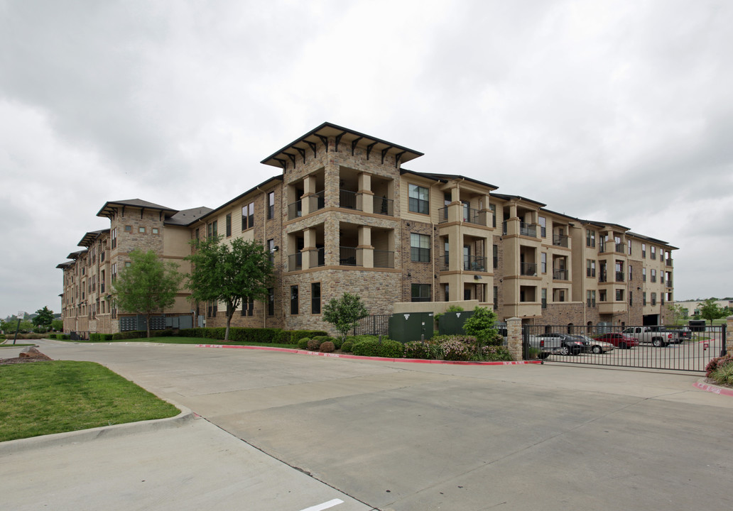 Lakeview at Josey Ranch in Carrollton, TX - Foto de edificio