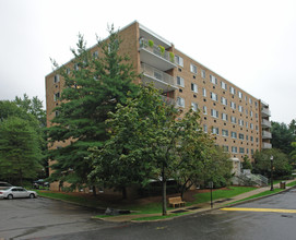 Halston House in Tarrytown, NY - Foto de edificio - Building Photo