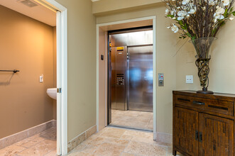 2051 SE 3rd St, Unit 101 in Deerfield Beach, FL - Building Photo - Building Photo