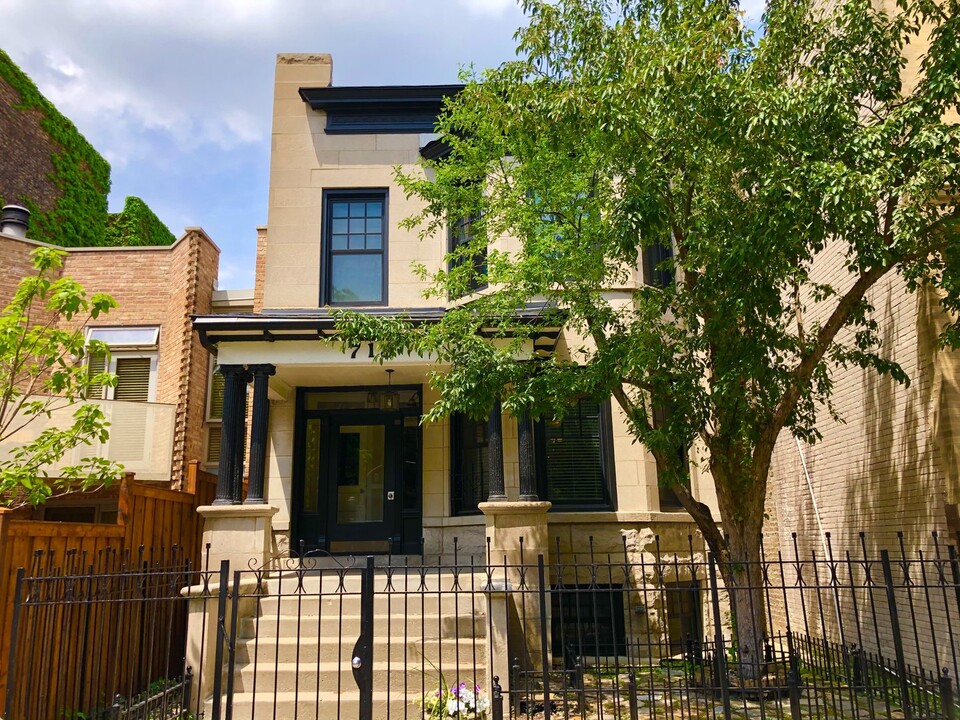 718 W Oakdale Ave in Chicago, IL - Building Photo