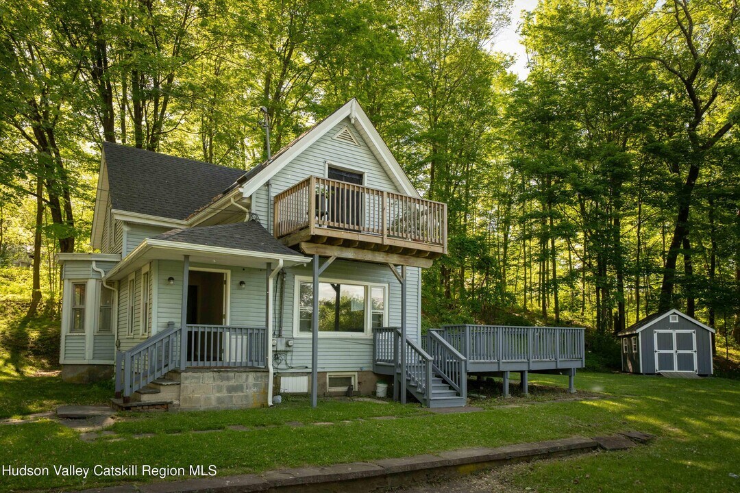 186 2nd St in Port Ewen, NY - Building Photo