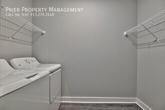 22204 W 123rd Terrace in Olathe, KS - Foto de edificio - Building Photo