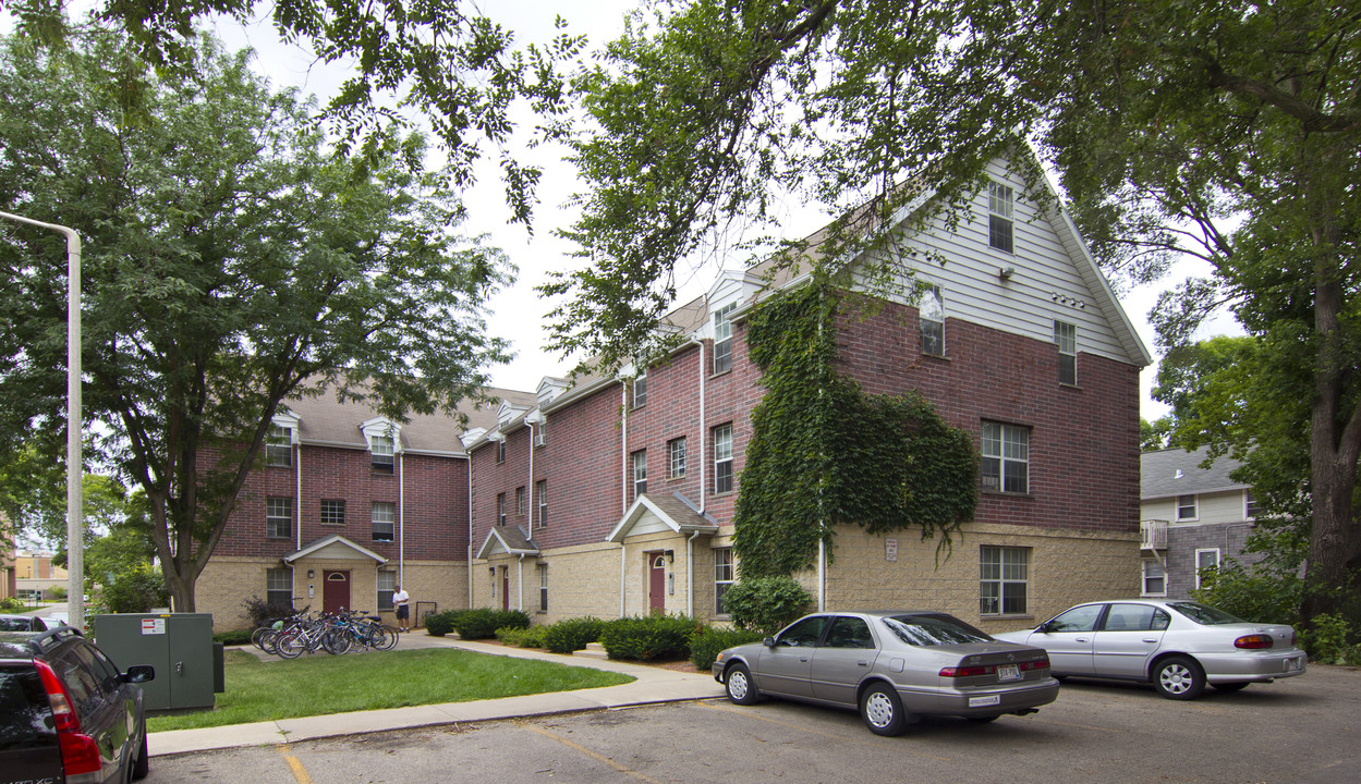 1020 Fahrenbrook Ct in Madison, WI - Foto de edificio