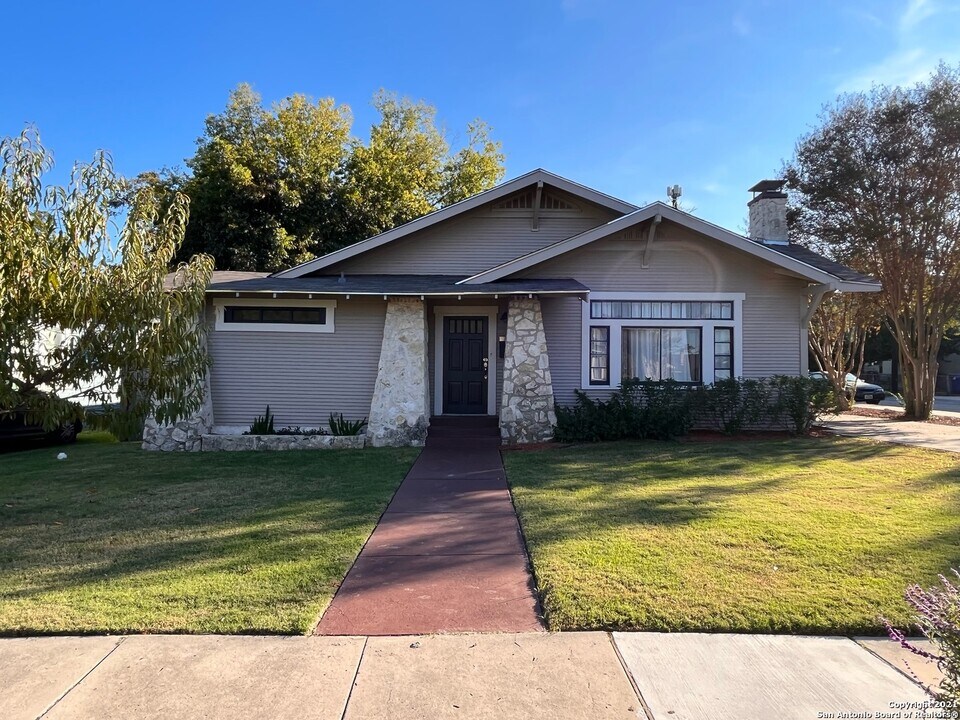502 E Locust St in San Antonio, TX - Building Photo
