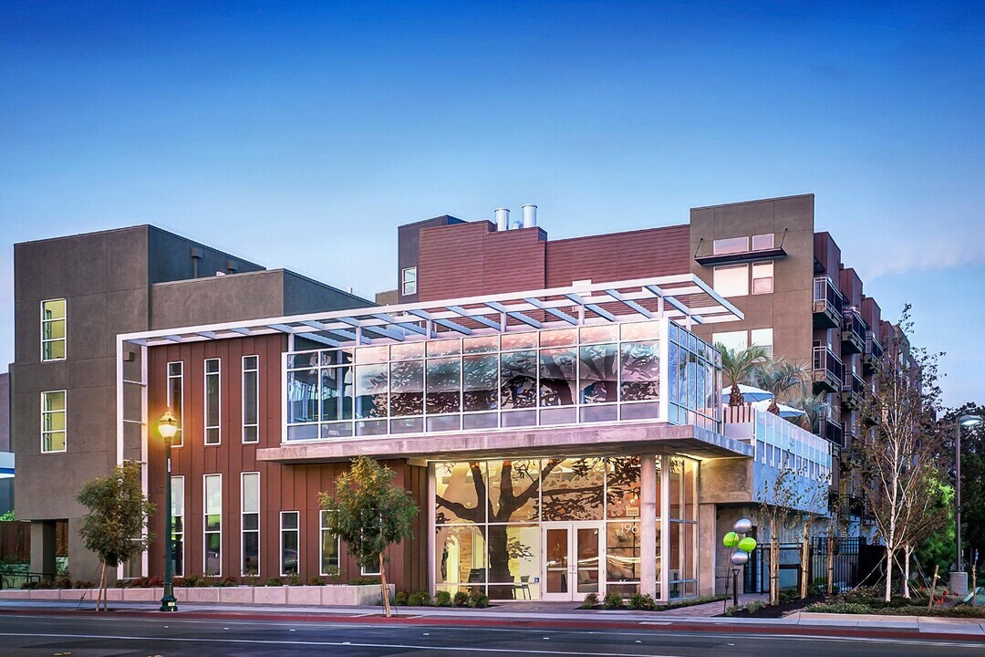 The 1960 in Walnut Creek, CA - Foto de edificio