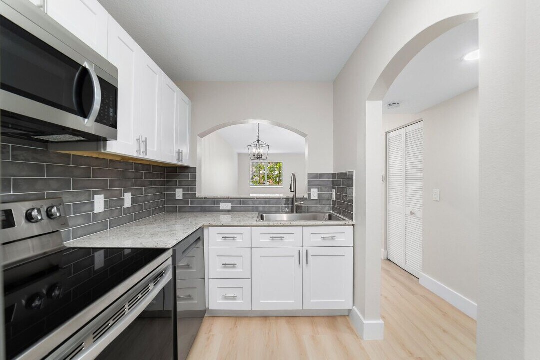3750 N Jog Rd in Royal Palm Beach, FL - Building Photo