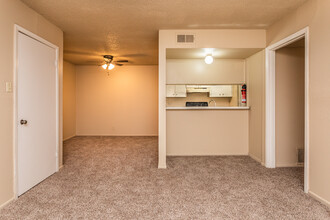 Broadway Place in San Antonio, TX - Building Photo - Interior Photo