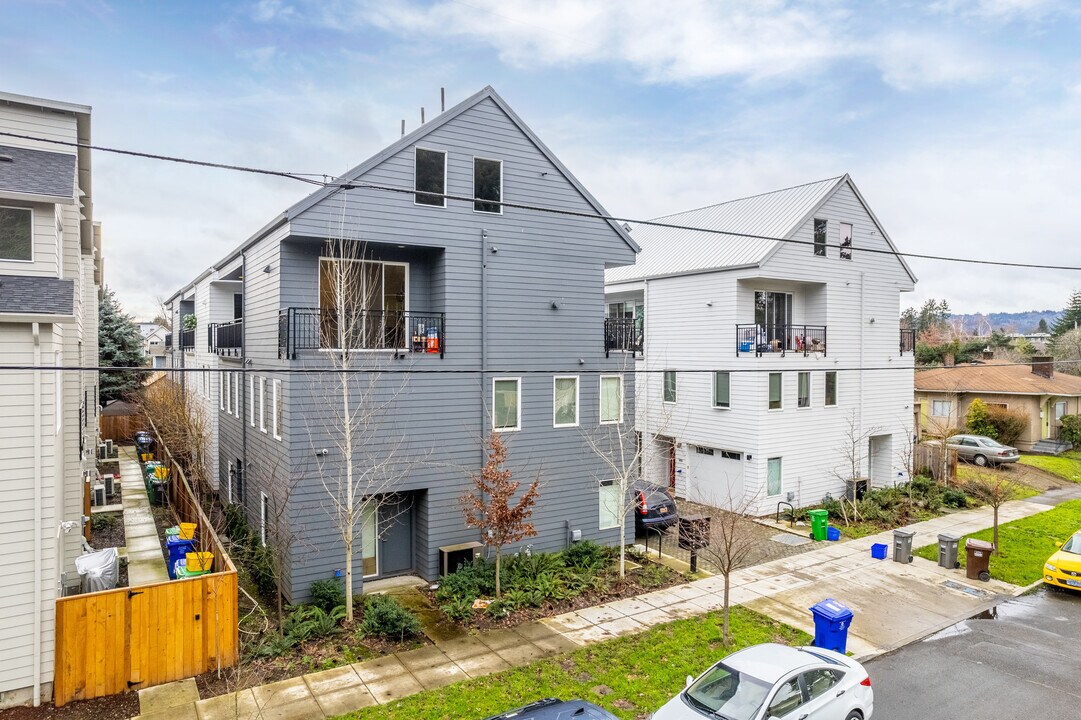 1018 N Ainsworth St in Portland, OR - Building Photo