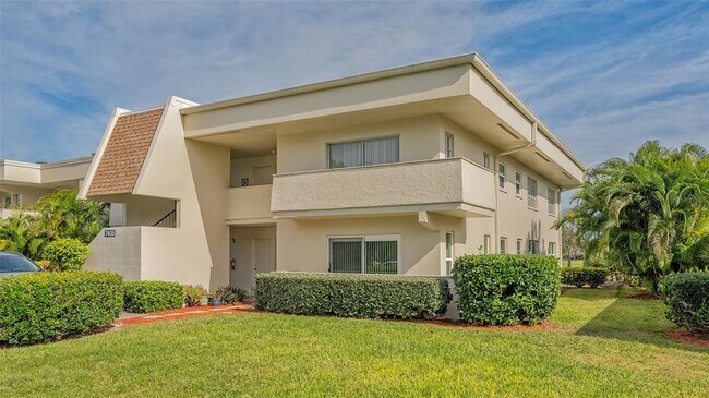 7405 W Country Club Dr N in Sarasota, FL - Building Photo - Building Photo