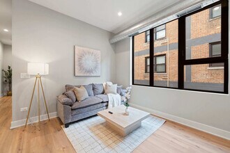 6044 N Winthrop Ave in Chicago, IL - Building Photo - Building Photo