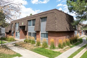 Meadows at Town Center - Newly renovated in Thornton, CO - Foto de edificio - Building Photo