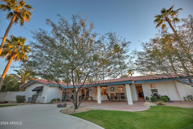 4540 E Camelback Rd in Phoenix, AZ - Building Photo - Building Photo