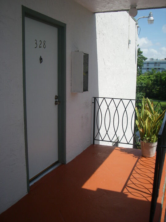 633 S Royal Poinciana Blvd, Unit 328 in Miami Springs, FL - Building Photo