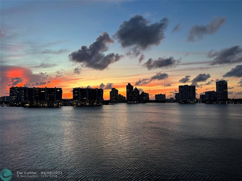 18260 N Bay Rd in Sunny Isles Beach, FL - Building Photo