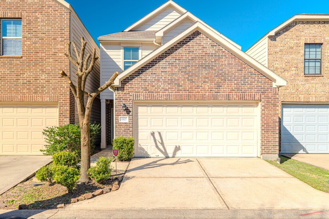 13527 Vista De Oro St in Houston, TX - Foto de edificio