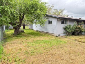 2650 N 31st St in Springfield, OR - Building Photo - Building Photo