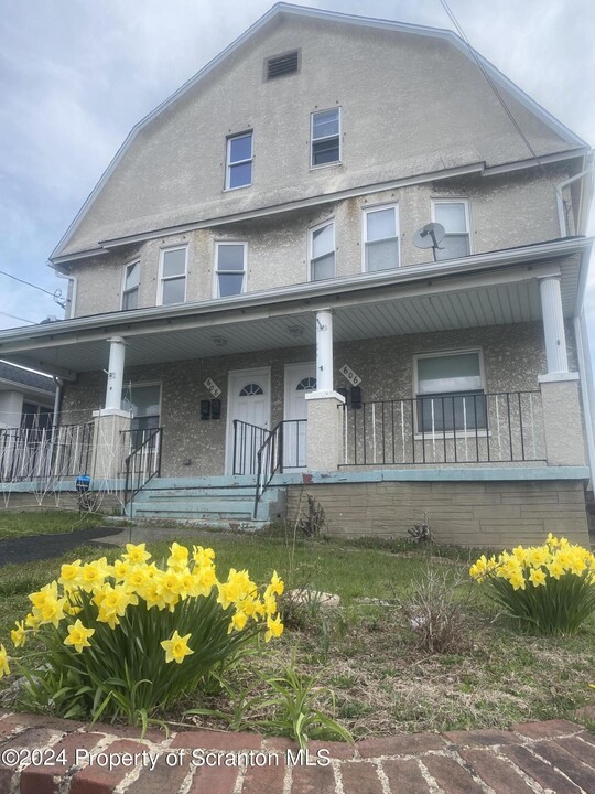 608 W Locust St in Scranton, PA - Building Photo