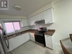 327 Evergreen Crescent in Oakville, ON - Building Photo - Building Photo