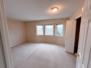 586 Regal Pk NE in Calgary, AB - Building Photo - Building Photo
