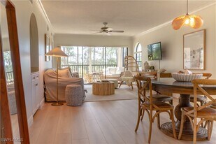 265 Deerwood Cir in Naples, FL - Building Photo