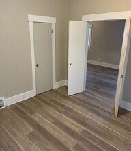 2412 Elizabeth Ave in Des Moines, IA - Building Photo - Building Photo