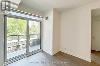 8 Beverley Glen Blvd in Vaughan, ON - Building Photo - Building Photo