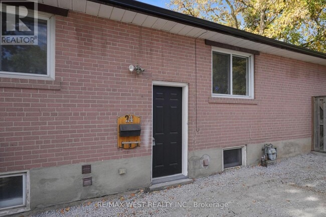 24 Walter Ave in Newmarket, ON - Building Photo - Building Photo