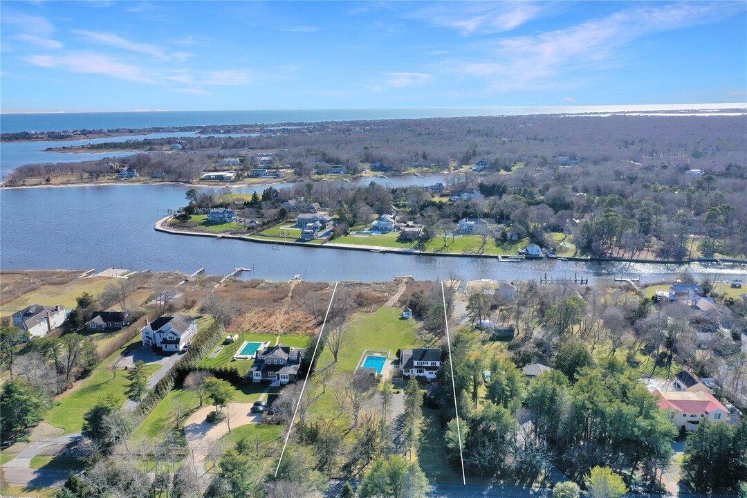 18 Sunset Ave in East Quogue, NY - Foto de edificio