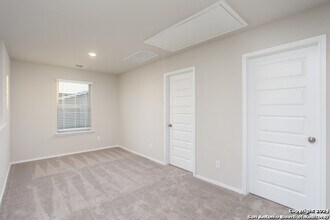 2432 Ayers Dr in Seguin, TX - Building Photo - Building Photo