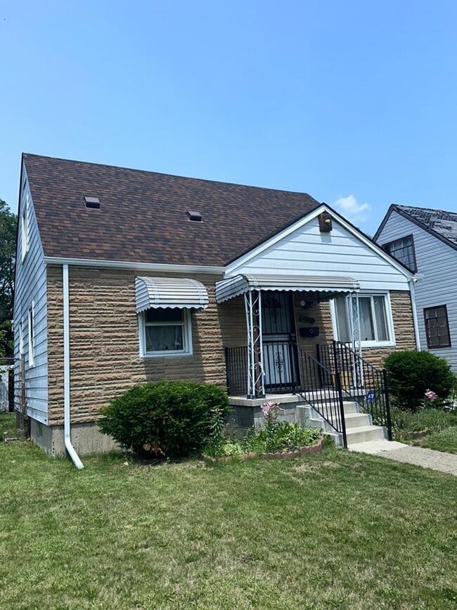 16012 W Chicago in Detroit, MI - Building Photo - Building Photo